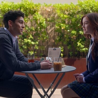 Anthony Keyvan y Anna Cathcart en 1x06 titulado 'Cada uno lleva su bebida' de 'Besos, Kitty'