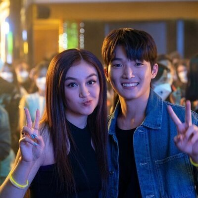 Anna Cathcart y Minyeong Choi en 'Cada uno lleva su bebida' de 'Besos, Kitty'