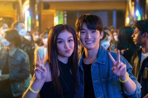 Anna Cathcart y Minyeong Choi en 'Cada uno lleva su bebida' de 'Besos, Kitty'