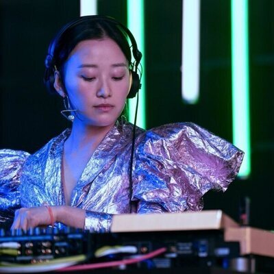 Gia Kim en 1x06 titulado 'Cada uno lleva su bebida' de 'Besos, Kitty'