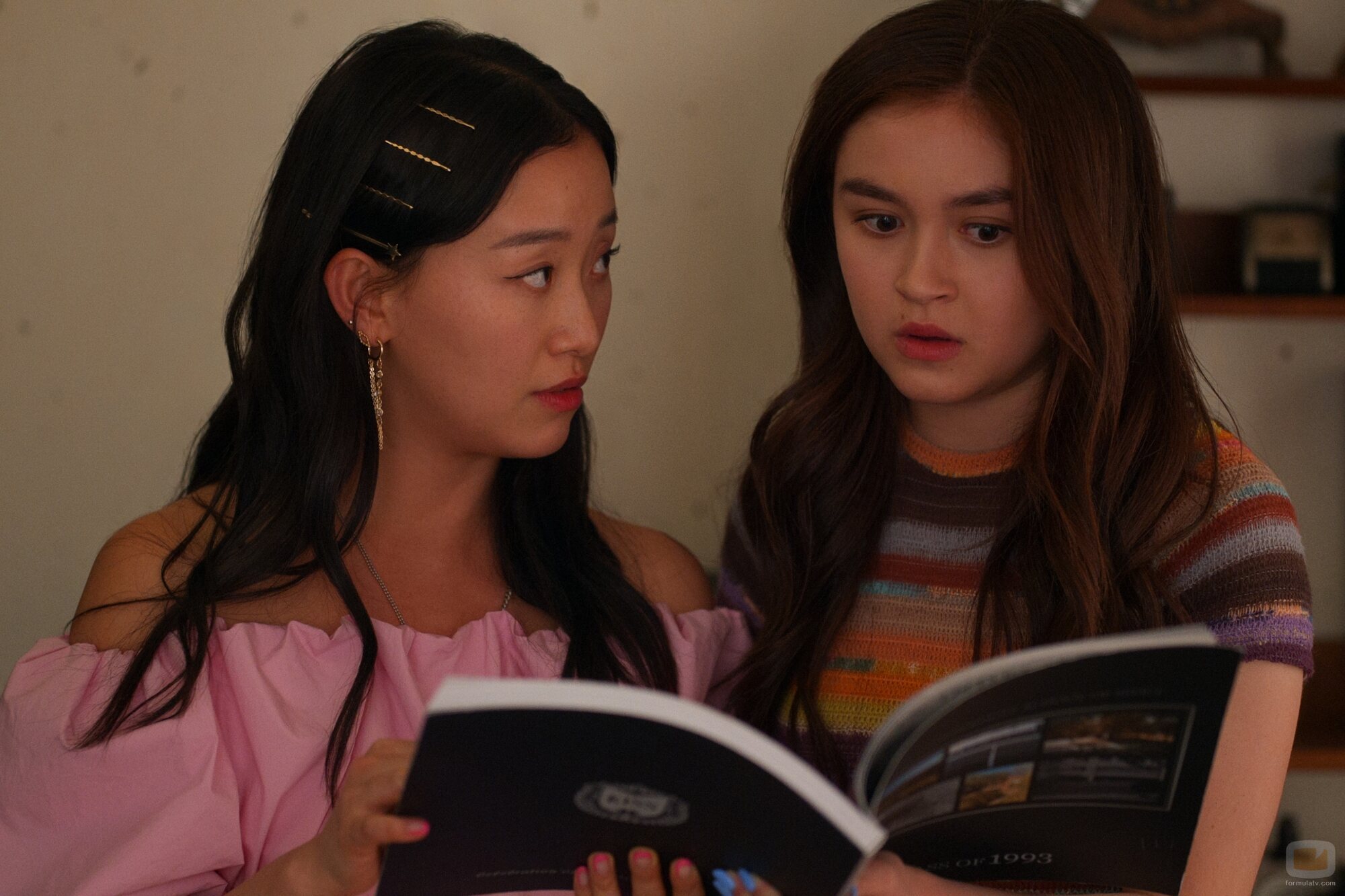 Gia Kim y Anna Cathcart en 1x07 titulado 'Notición' de 'Besos, Kitty'