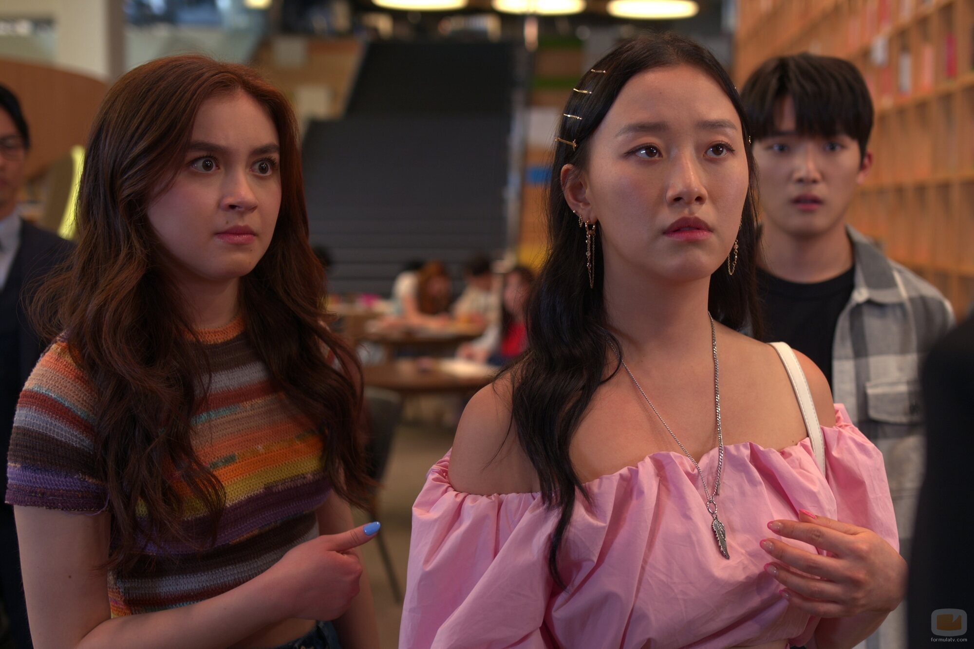 Gia Kim y Anna Cathcart en el 1x07 de 'XO, Kitty'