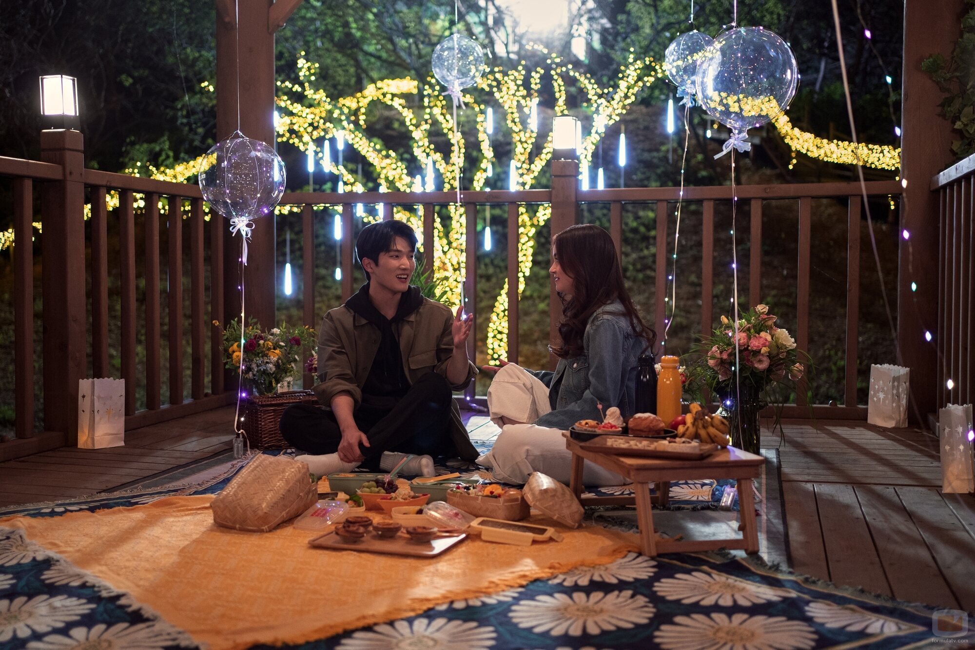 Anna Cathcart y Minyeong Choi en 'Sin pensarlo' de 'XO, Kitty'