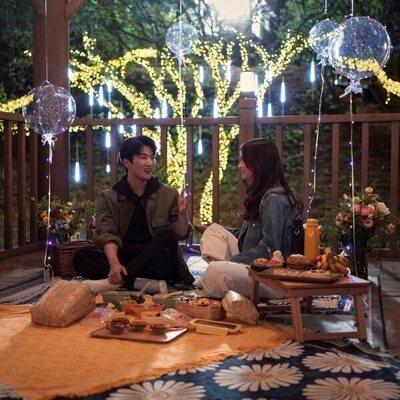 Anna Cathcart y Minyeong Choi en 'Sin pensarlo' de 'XO, Kitty'