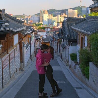 Sang Heon Lee y Jocelyn Shelfo en el 1x08 de 'Besos, Kitty'