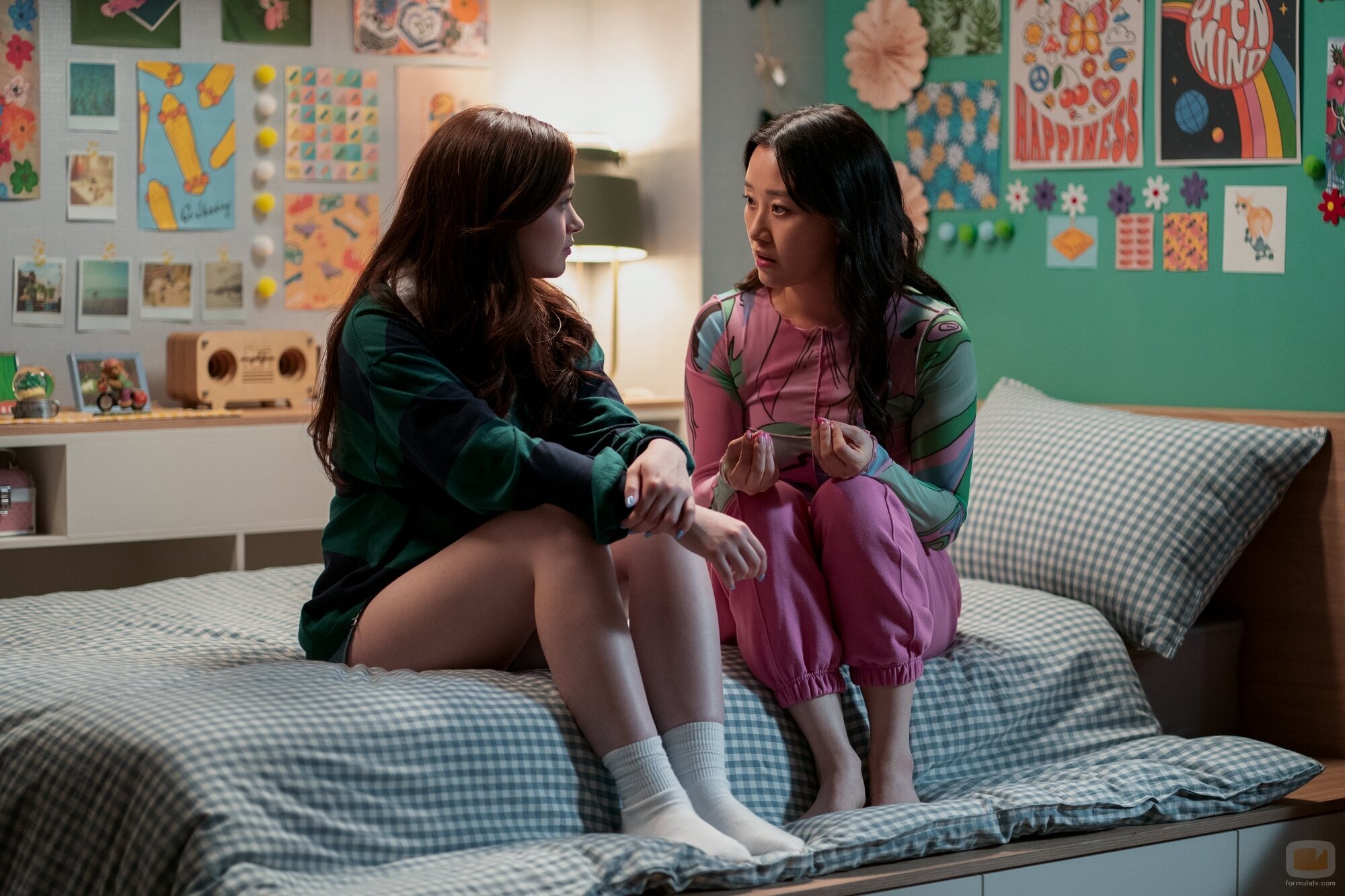 Gia Kim y Anna Cathcart en 1x09 titulado 'Menudo cuadro' de 'Besos, Kitty'