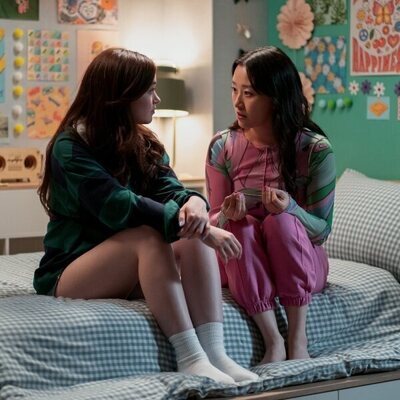 Gia Kim y Anna Cathcart en 1x09 titulado 'Menudo cuadro' de 'Besos, Kitty'
