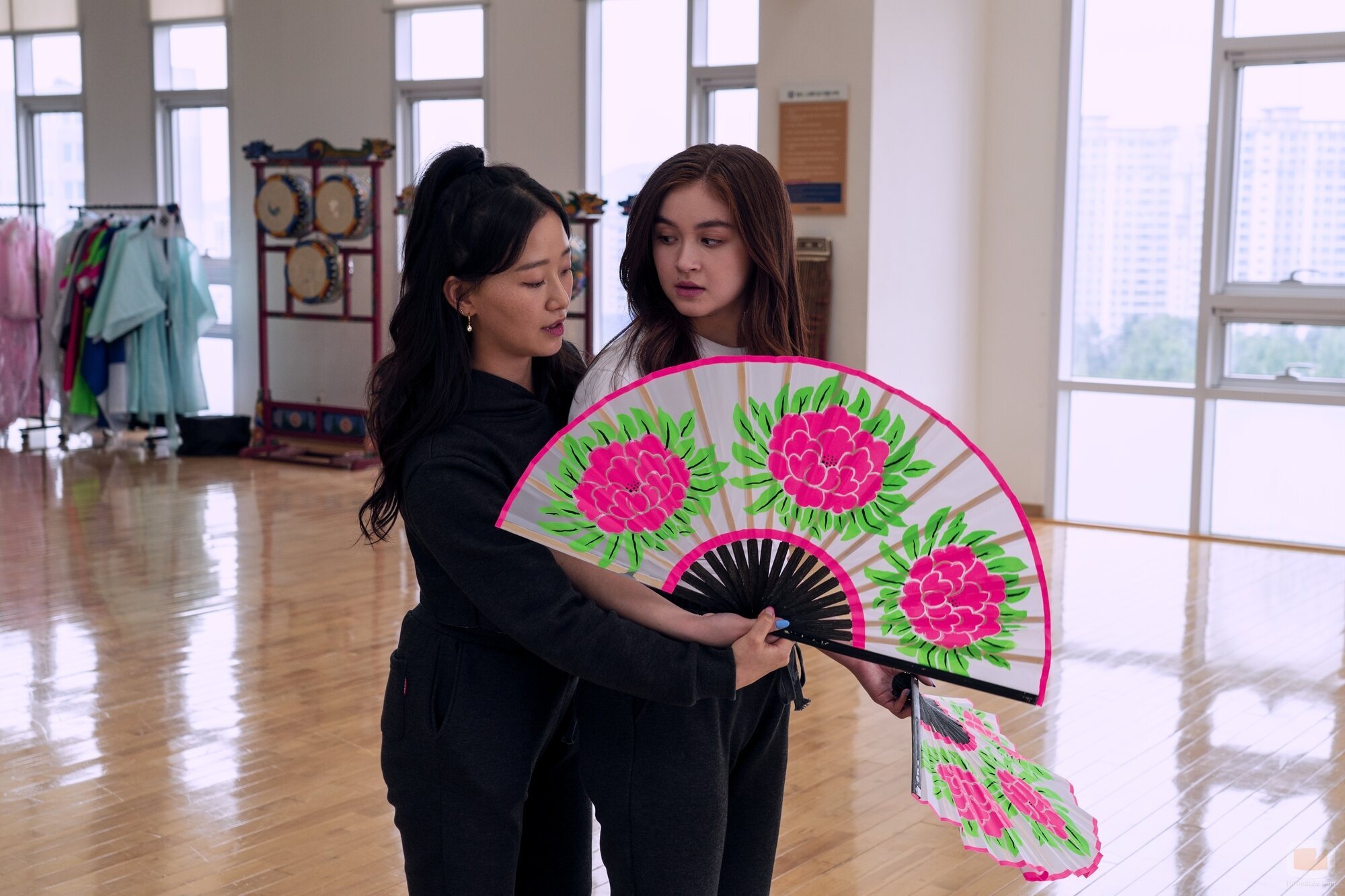 Escena de Gia Kim y Anna Cathcart en el 1x09 de 'Besos, Kitty'