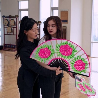 Escena de Gia Kim y Anna Cathcart en el 1x09 de 'Besos, Kitty'