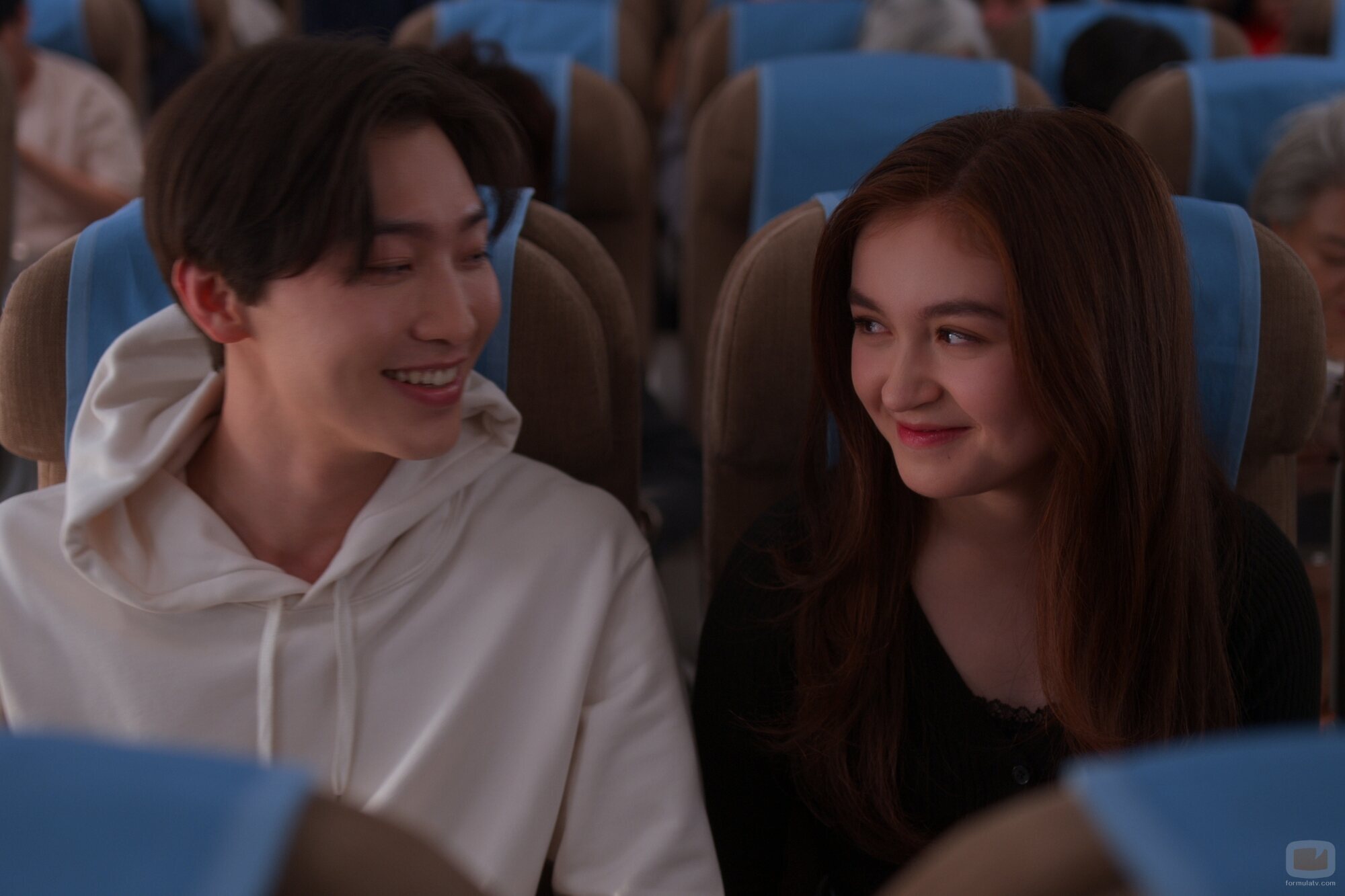 Sang Heon Lee y Anna Cathcart en 'Parejaza' de 'Besos, Kitty'
