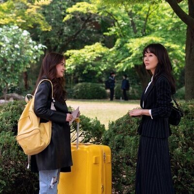 Yunjin Kim y Anna Cathcart en 1x10 'Parejaza' de 'Besos, Kitty'