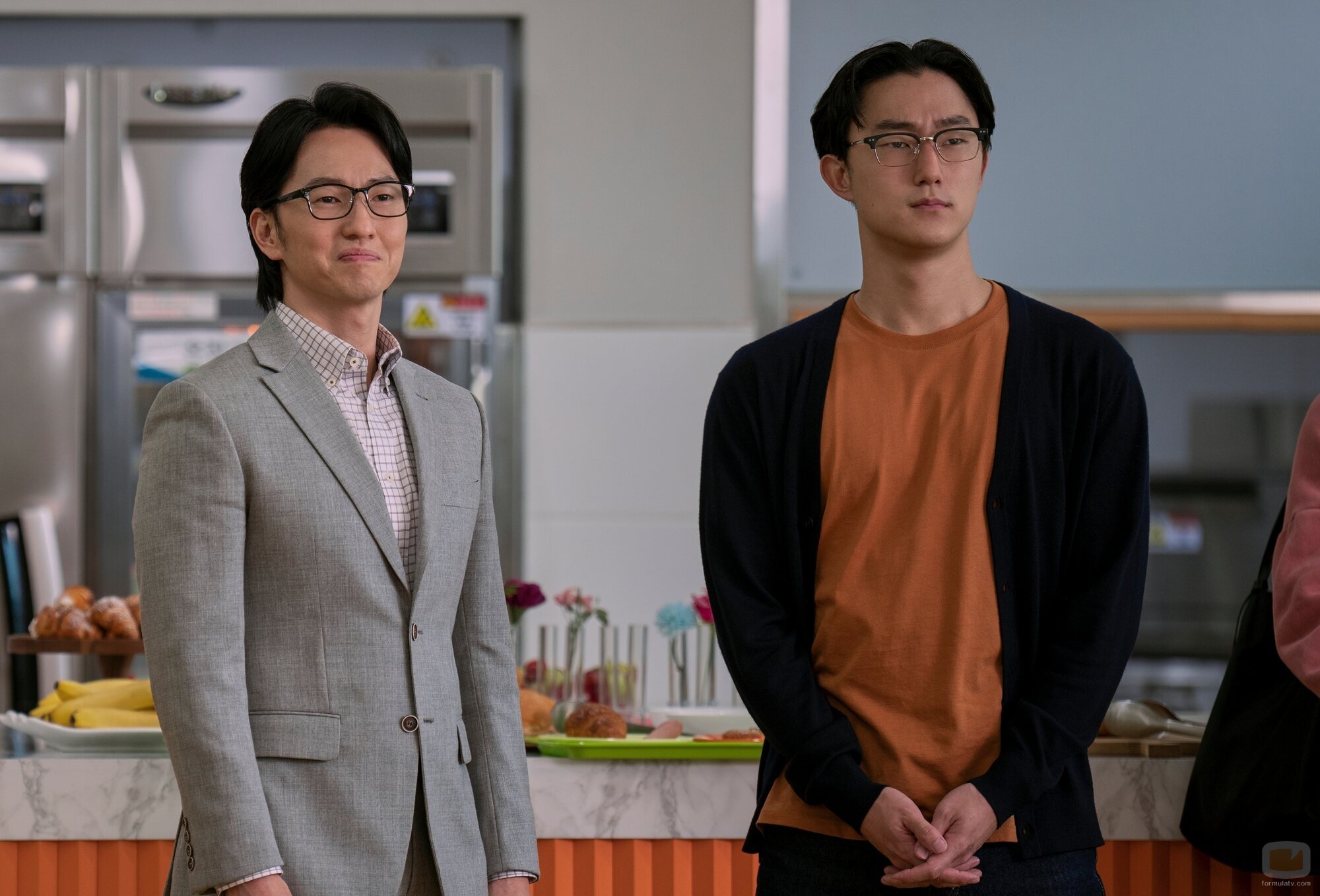 Peter Thurnwald y Michael K. Lee en el 1x10 de 'Besos, Kitty'