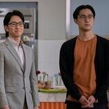 Peter Thurnwald y Michael K. Lee en el 1x10 de 'Besos, Kitty'