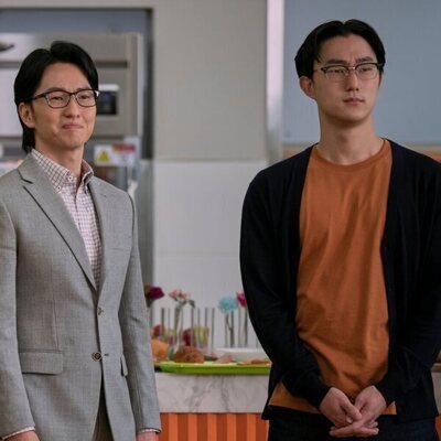 Peter Thurnwald y Michael K. Lee en el 1x10 de 'Besos, Kitty'