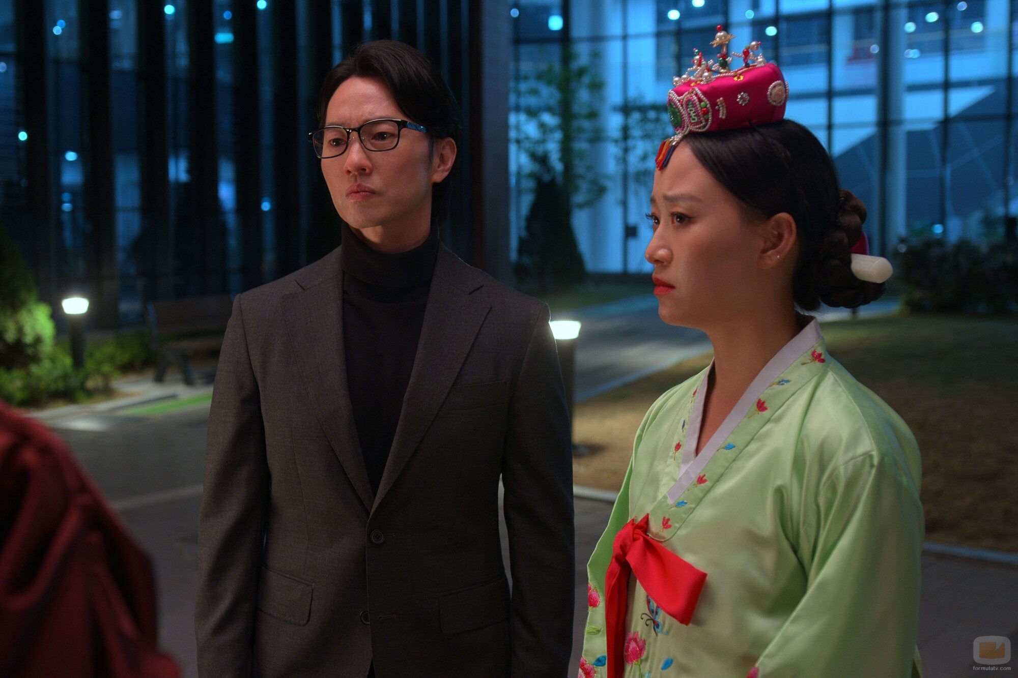 Gia Kim y Michael K. Lee en 1x10 titulado 'Parejaza' de 'Besos, Kitty'