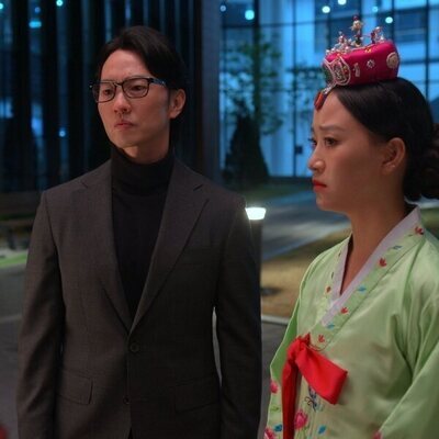 Gia Kim y Michael K. Lee en 1x10 titulado 'Parejaza' de 'Besos, Kitty'