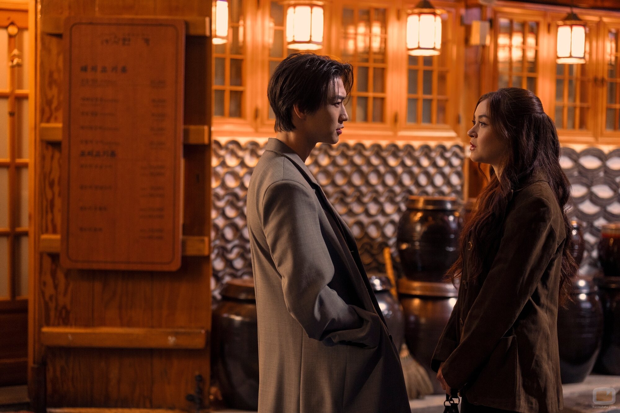 Sang Heon Lee y Anna Cathcart en el 2x01 de 'XO, Kitty'
