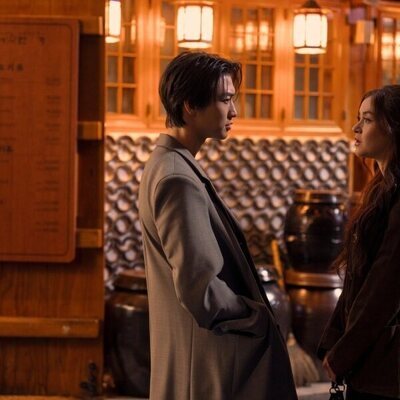 Sang Heon Lee y Anna Cathcart en el 2x01 de 'XO, Kitty'