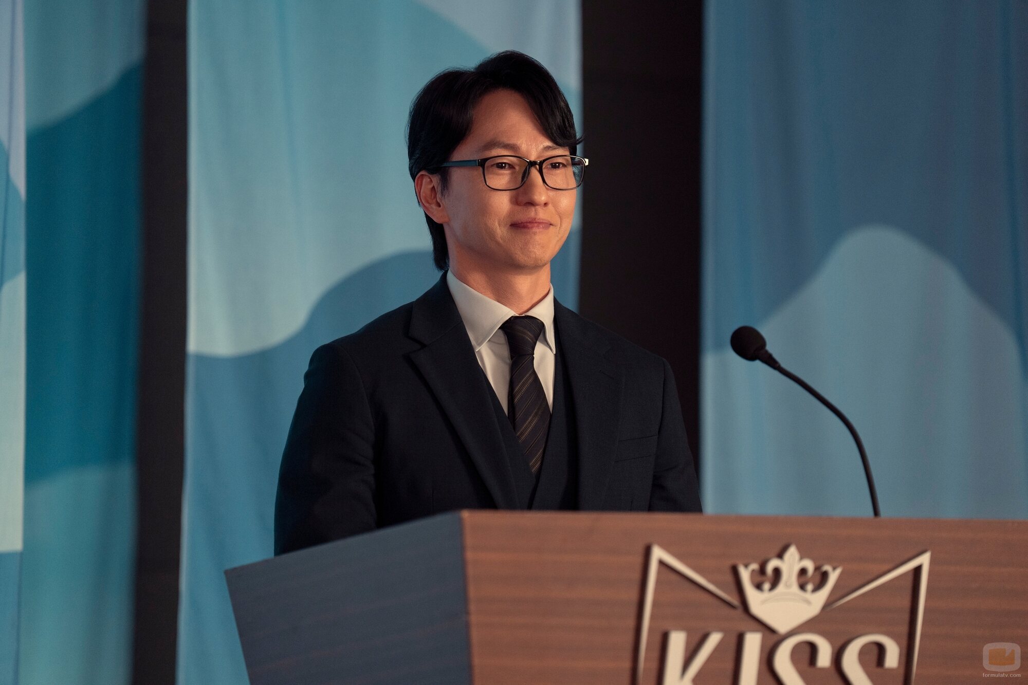 Michael K. Lee en el 2x01 de 'XO, Kitty'