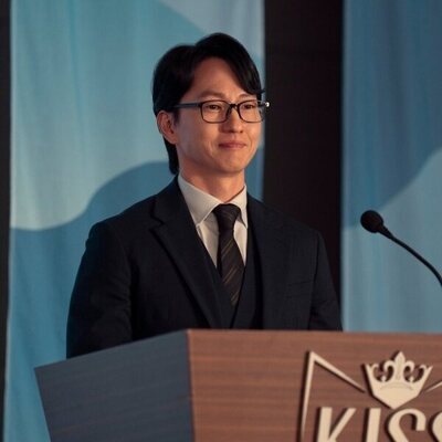 Michael K. Lee en el 2x01 de 'XO, Kitty'