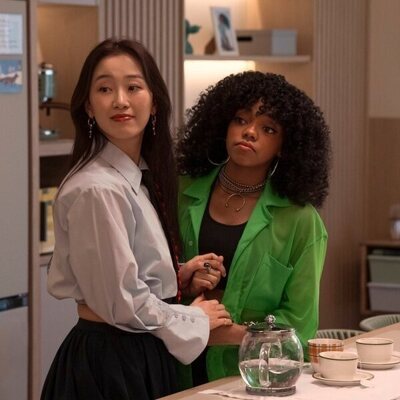 Regan Aliyah y Gia Kim en 2x01 titulado 'Besos desde KISS' de 'Besos, Kitty'