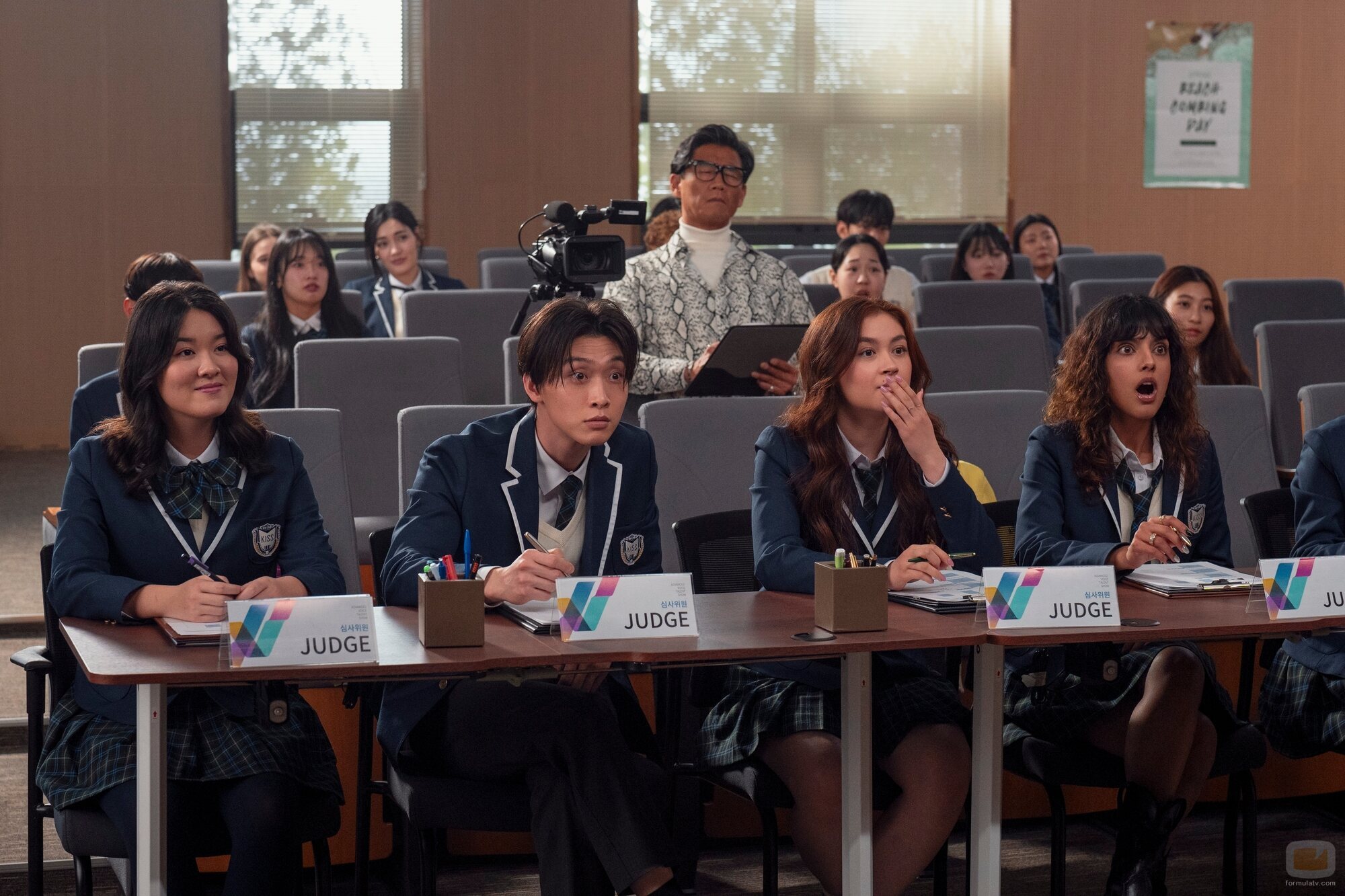 Sang Heon Lee y Anna Cathcart en 'Nunca me han besado' de 'Besos, Kitty'