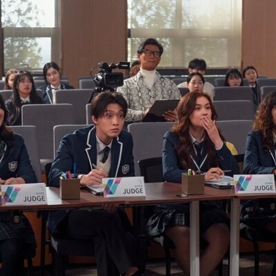 Sang Heon Lee y Anna Cathcart en 'Nunca me han besado' de 'Besos, Kitty'