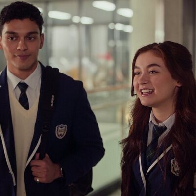 Anthony Keyvan y Anna Cathcart en 'Un beso de Año Nuevo' de 'Besos, Kitty'