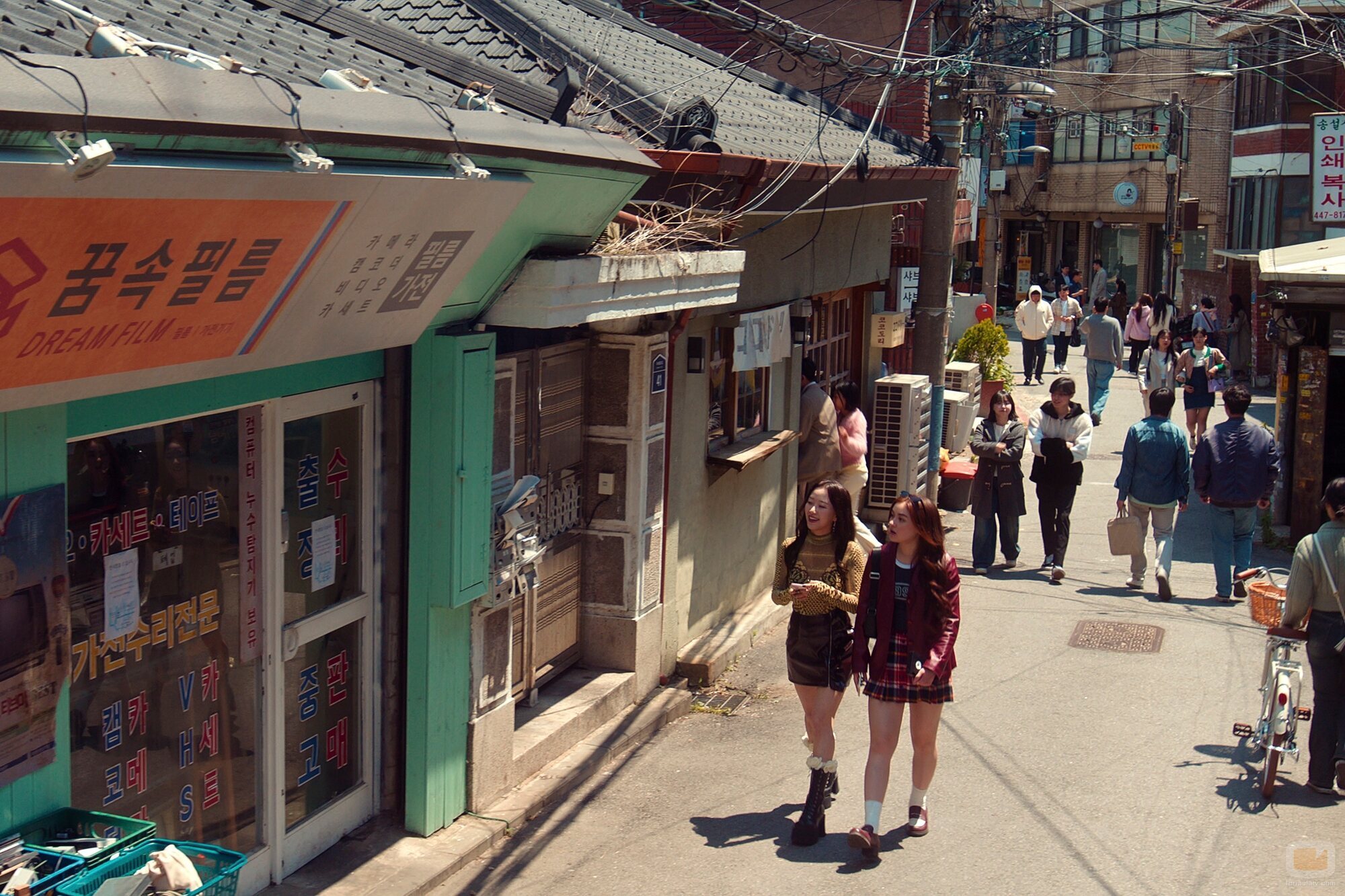 Gia Kim y Anna Cathcart en el 2x03 de 'XO, Kitty'