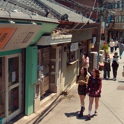 Gia Kim y Anna Cathcart en el 2x03 de 'XO, Kitty'