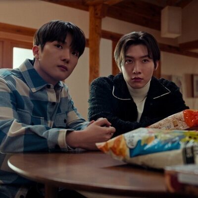 Sang Heon Lee y Minyeong Choi en 'Besos e intimidades' de 'XO, Kitty'