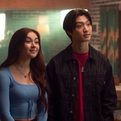 Sang Heon Lee y Anna Cathcart en el 2x05 de 'Besos, Kitty'