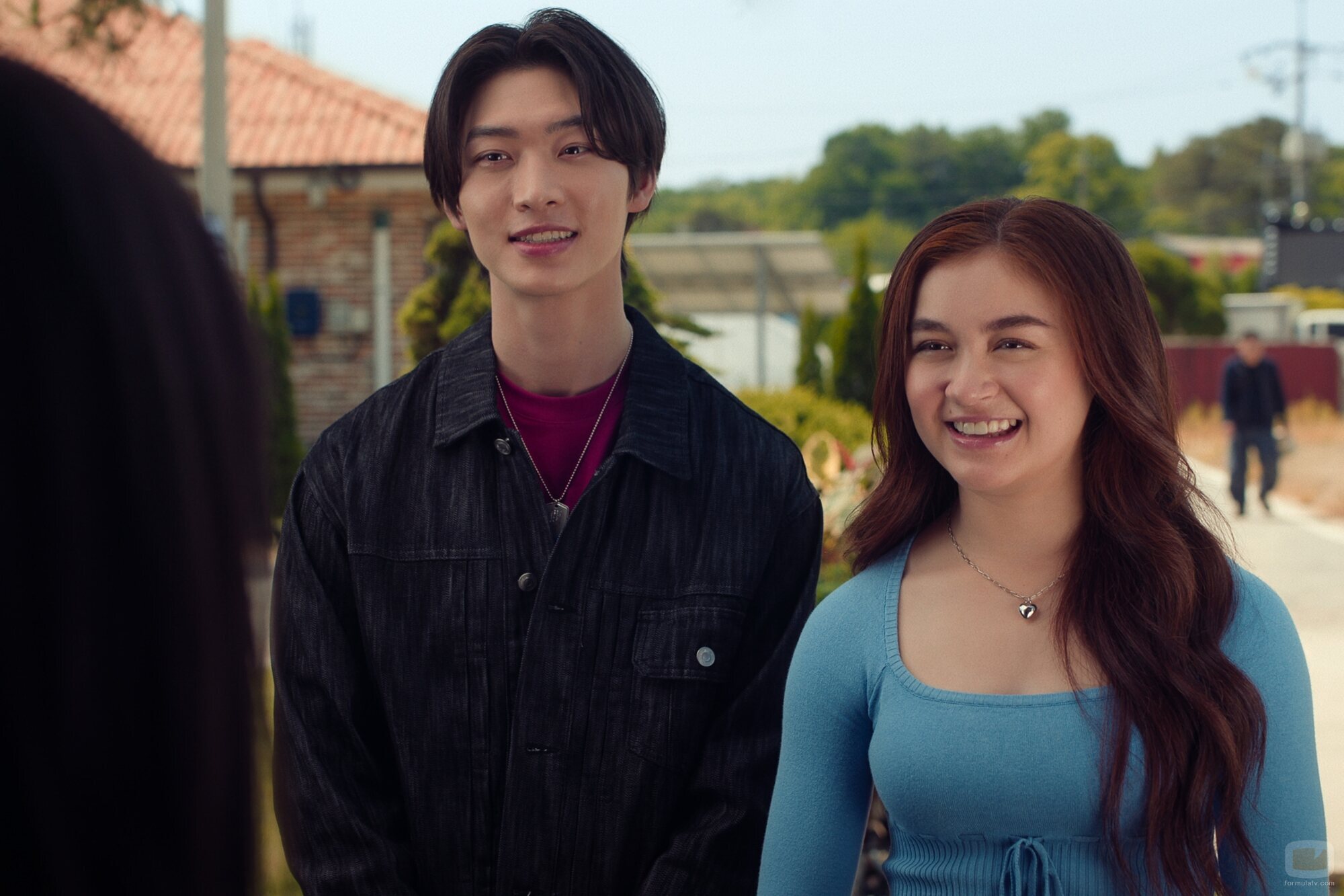 Sang Heon Lee y Anna Cathcart en 2x05 titulado 'Un beso de primas' de 'Besos, Kitty'