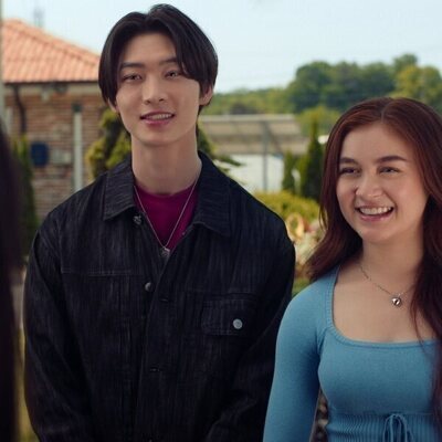 Sang Heon Lee y Anna Cathcart en 2x05 titulado 'Un beso de primas' de 'Besos, Kitty'