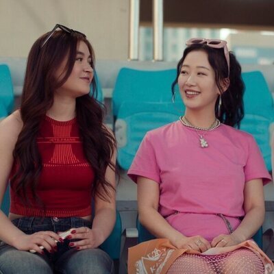 Gia Kim y Anna Cathcart en la temporada 2 y el capítulo 06 de 'Besos, Kitty'
