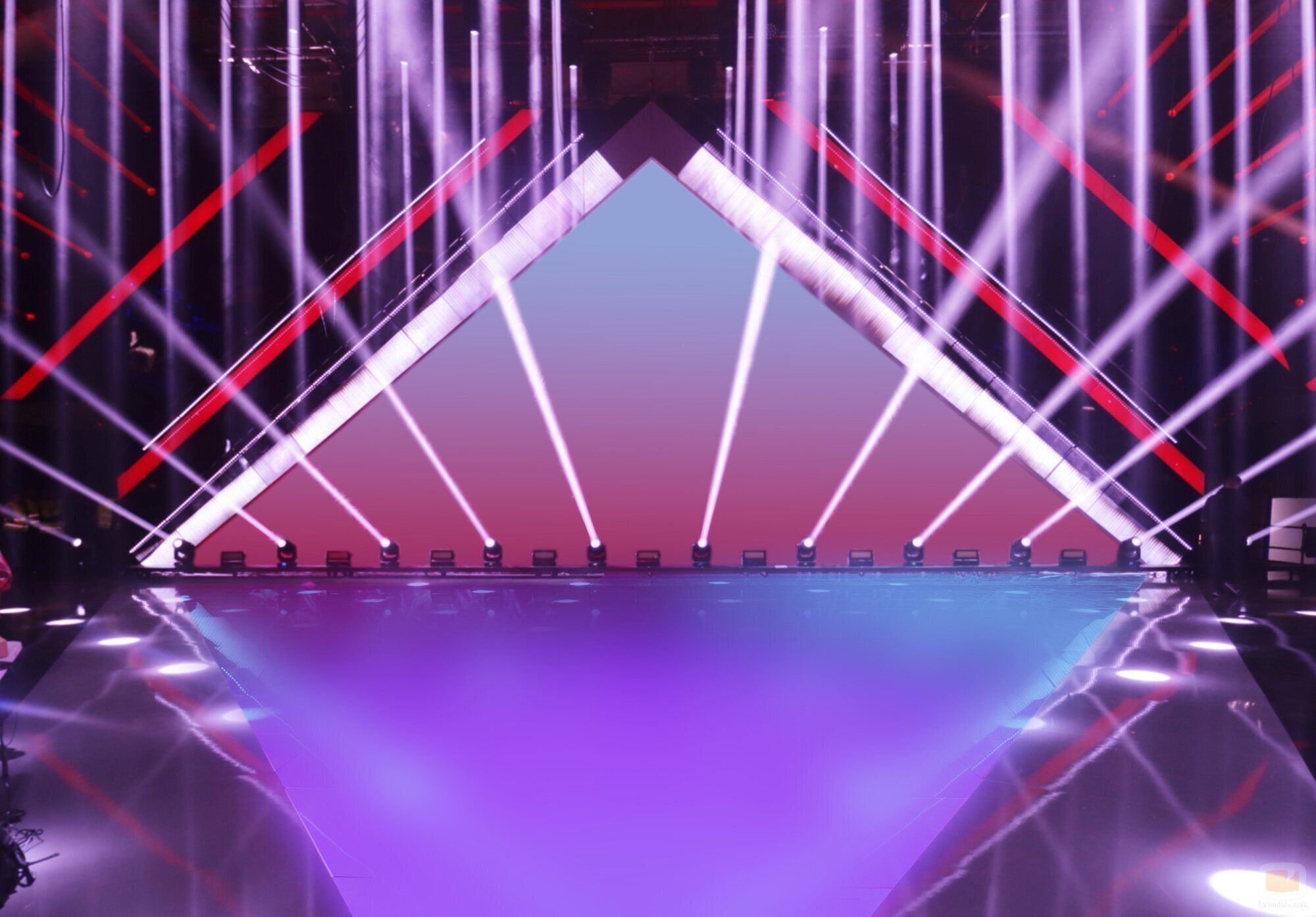 El escenario triangular del Benidorm Fest 2025