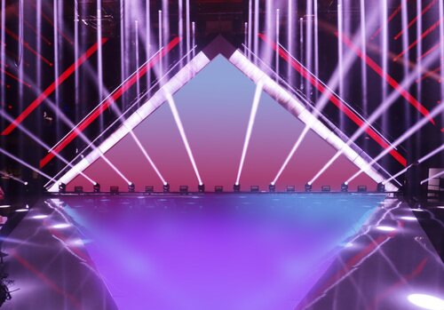 El escenario triangular del Benidorm Fest 2025