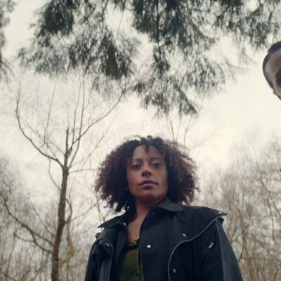 Rosalind Eleazar y Charlie Hamblett en 'Hasta el último aliento' de 'Missing You'