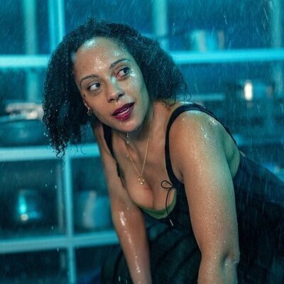 Rosalind Eleazar en el 1x01 de 'Missing You'