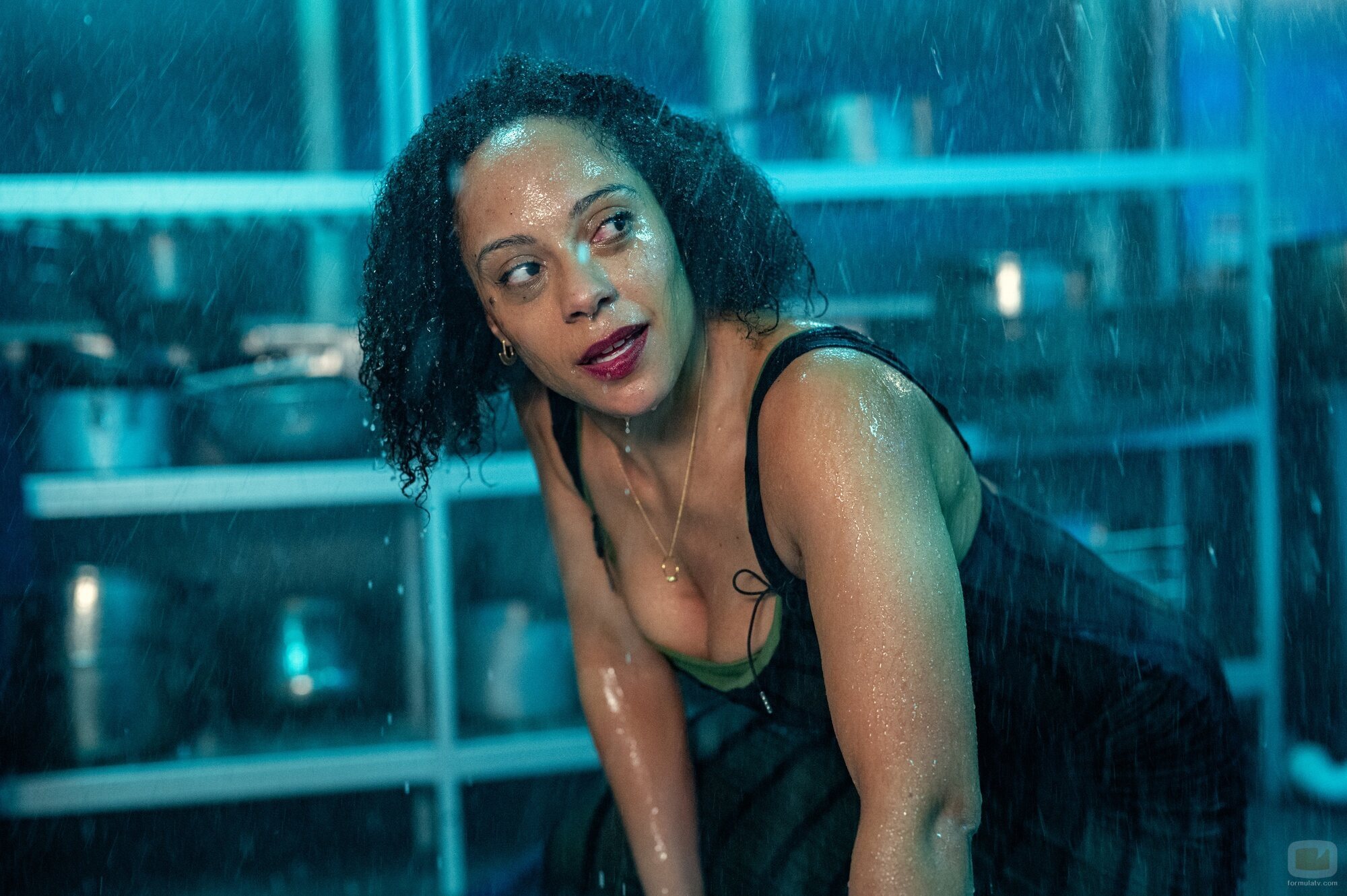Rosalind Eleazar en el 1x01 de 'Missing You'