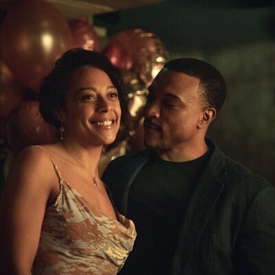 Ashley Walters y Rosalind Eleazar en 1x01 'Hasta el último aliento' de 'Te echo de menos'