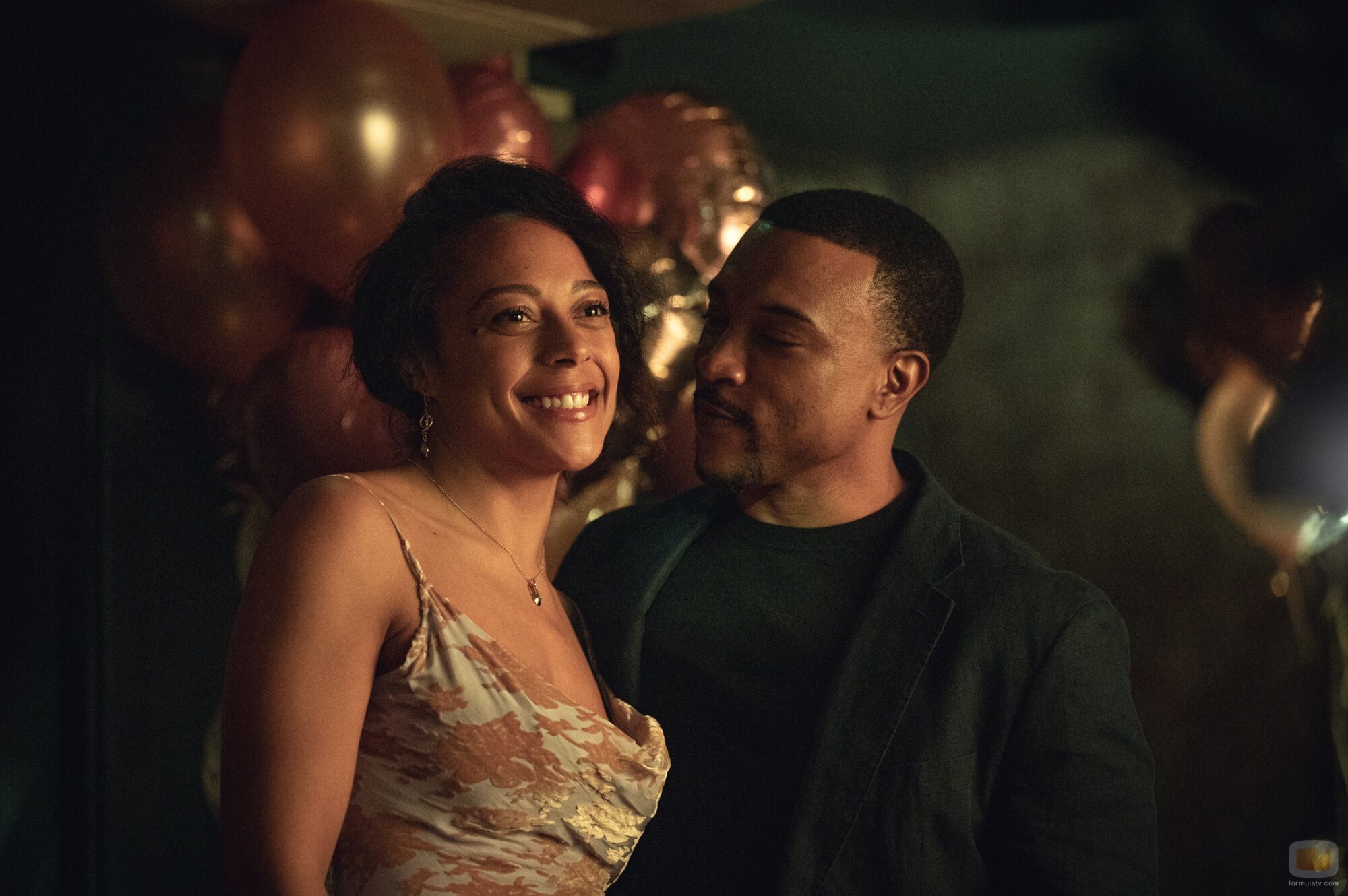 Ashley Walters y Rosalind Eleazar en 1x01 'Hasta el último aliento' de 'Te echo de menos'