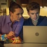 Charlie Hamblett y Catherine Ayers en el 1x02 de 'Missing You'