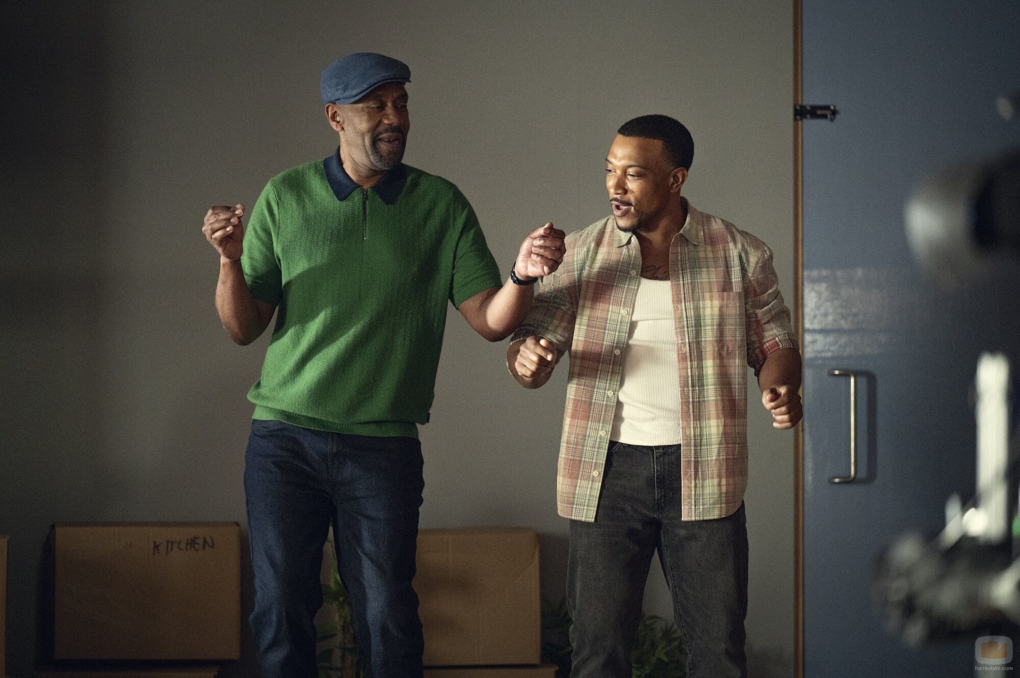Ashley Walters y Lenny Henry en 1x02 titulado 'Contigo o sin ti' de 'Te echo de menos'