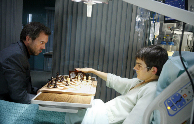 House juega al ajedrez con un paciente