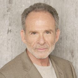 Ron Rifkin en la serie 'Cinco hermanos', de ABC