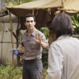 Richard Alpert habla con Daniel Faraday en 'Perdidos'