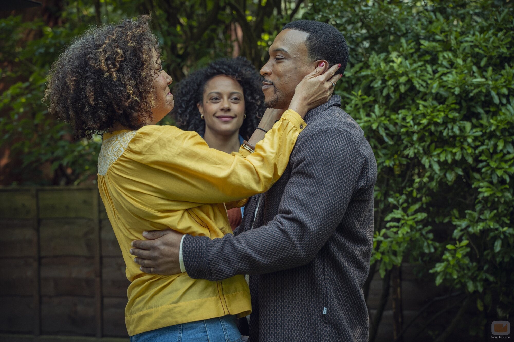 Ashley Walters y Rosalind Eleazar en 'No te olvides de mí' de 'Te echo de menos'