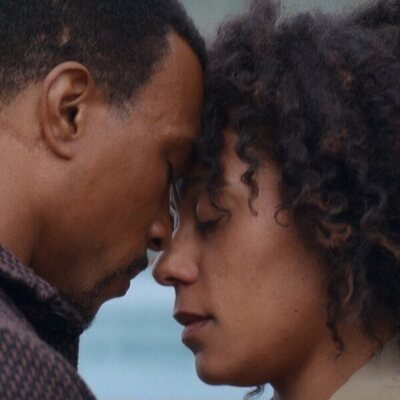 Ashley Walters y Rosalind Eleazar en 1x05 'Reacción en cadena' de 'Te echo de menos'