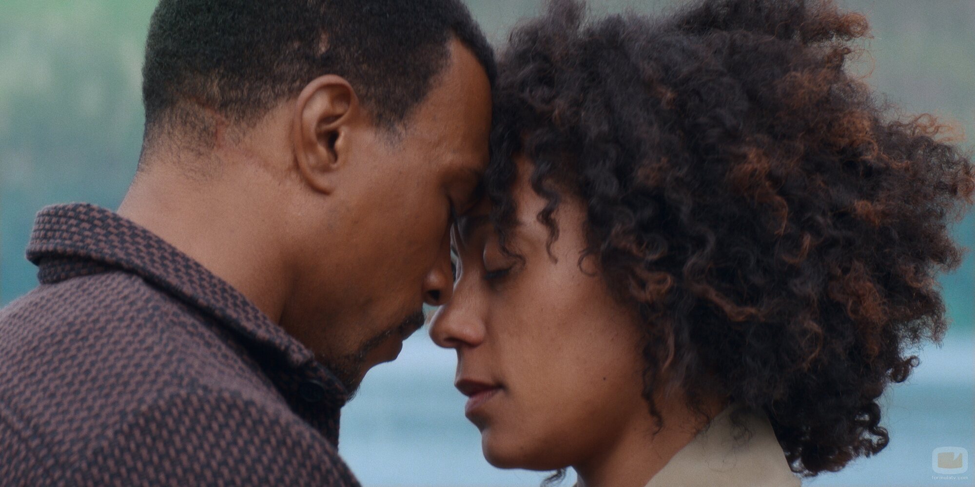 Ashley Walters y Rosalind Eleazar en 1x05 'Reacción en cadena' de 'Te echo de menos'